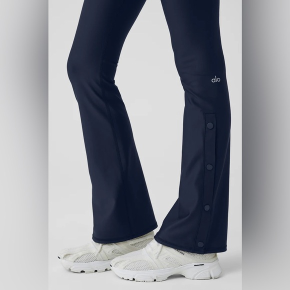 Alo Yoga Airlift Leggings with snap flare bottom, navy blue size S - Picture 2 of 5